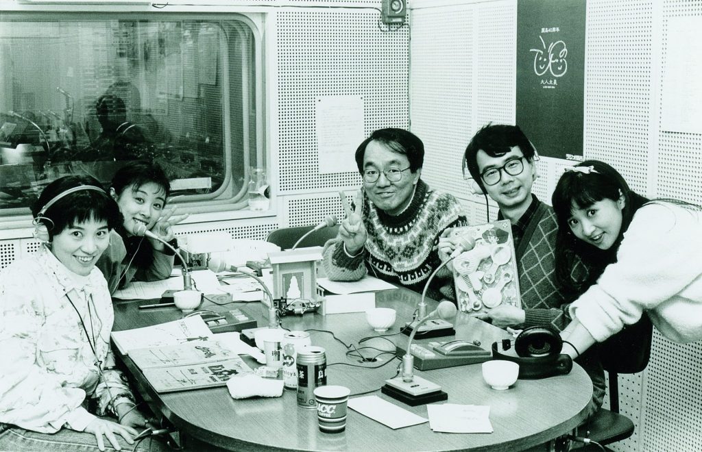 写真右から反時計回りに　小森まなみさん、ミンキーヤスさん、岩崎和夫さん、南かおりさん、伊倉一恵さん（1992年12月12日　神戸・須磨のラジオ関西スタジオにて）